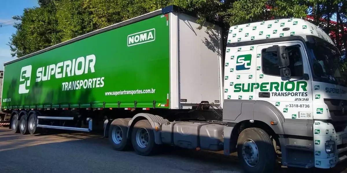 A foto mostra uma carreta da Superior Transportes