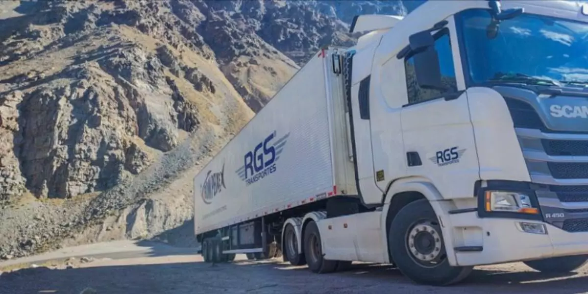 A foto mostra uma carreta da RGS Transportes