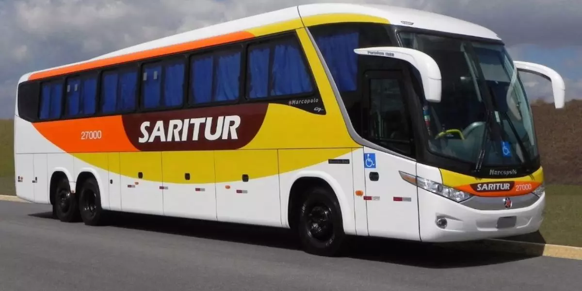A foto mostra um ônibus da Saritur