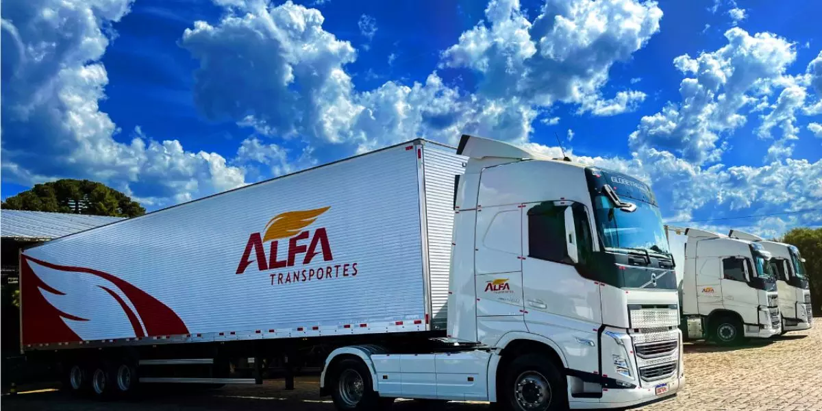 A foto mostra três carretas da Alfa Transportes
