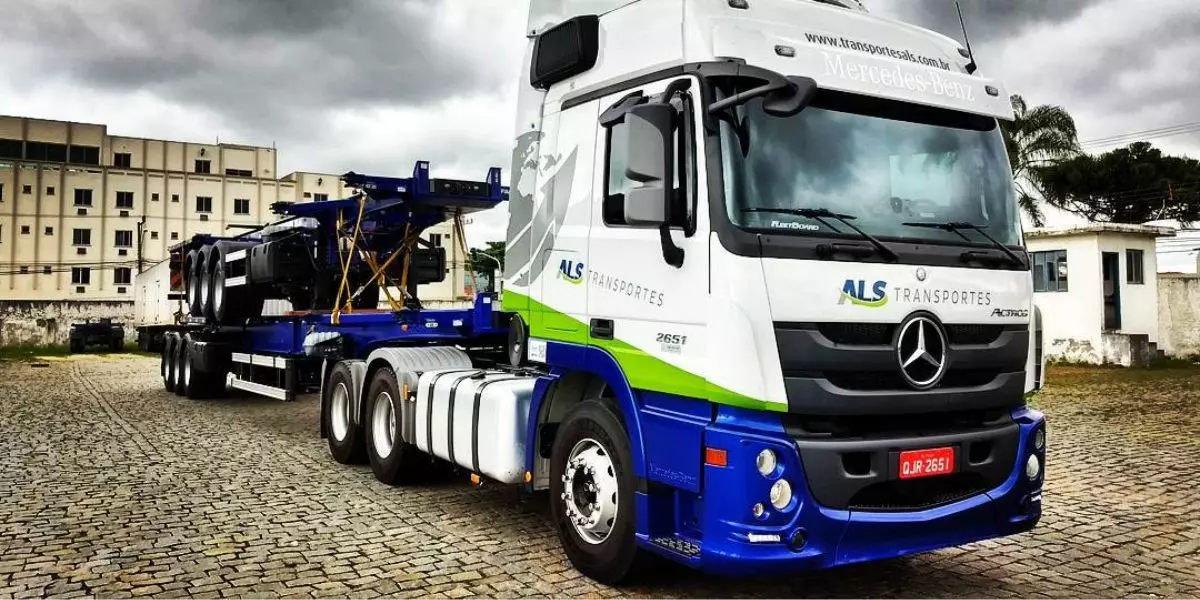 A foto mostra um caminhão da ALS Transportes