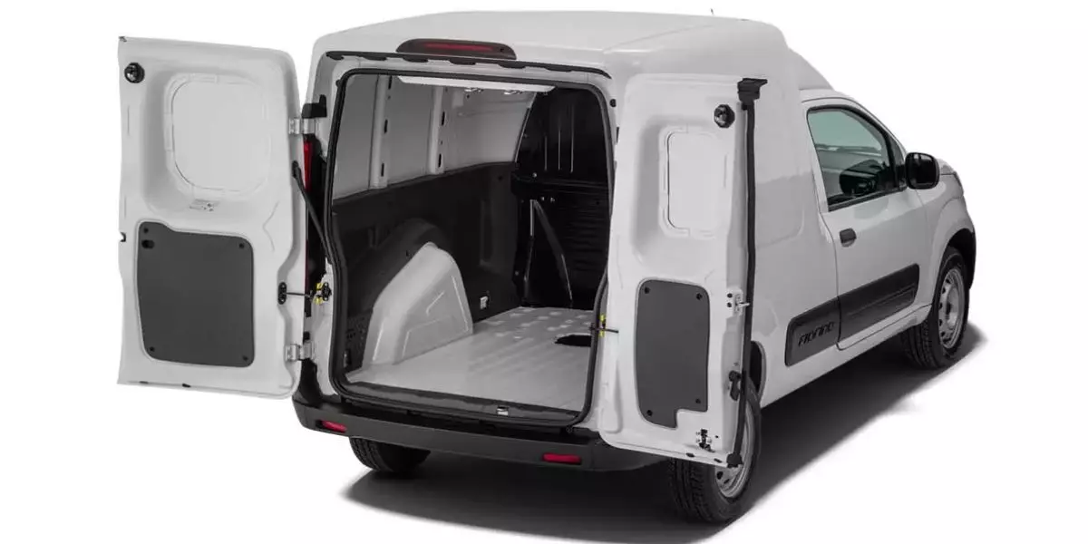 A foto mostra uma fiorino da G8 LOG