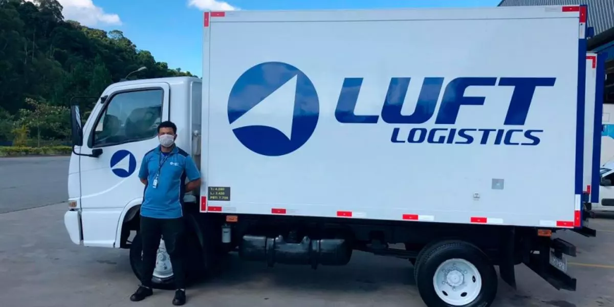 A foto mostra um caminhão da Luft Logistics