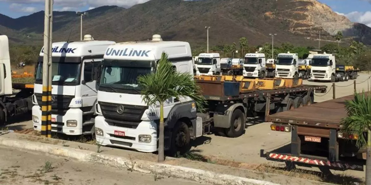 A foto mostra uma frota de carretas da Unilink Transportes