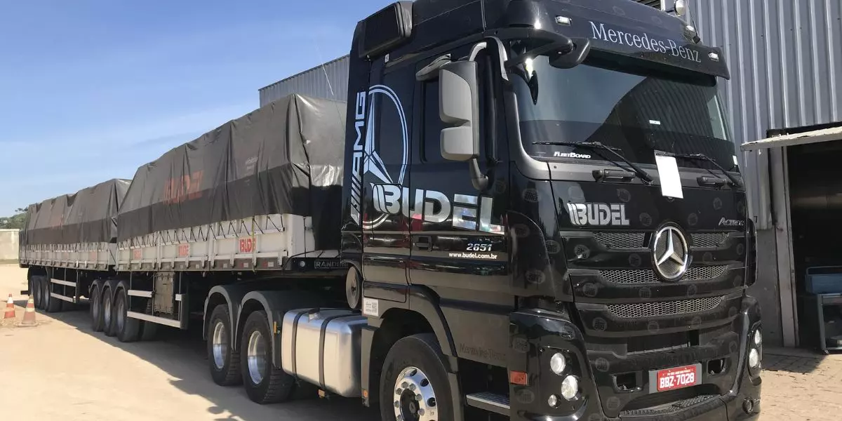 A foto mostra uma carreta da Budel Transportes