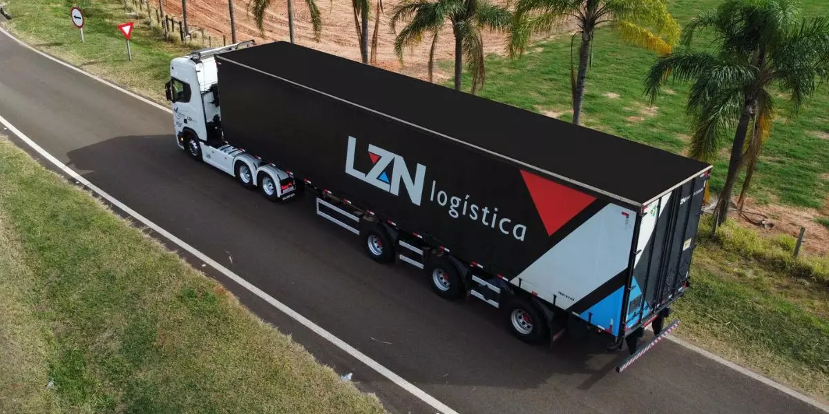 A foto mostra uma carreta da LZN Logística