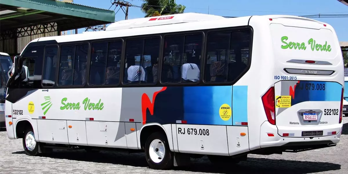 A foto mostra um ônibus da Serra Verde Transportes