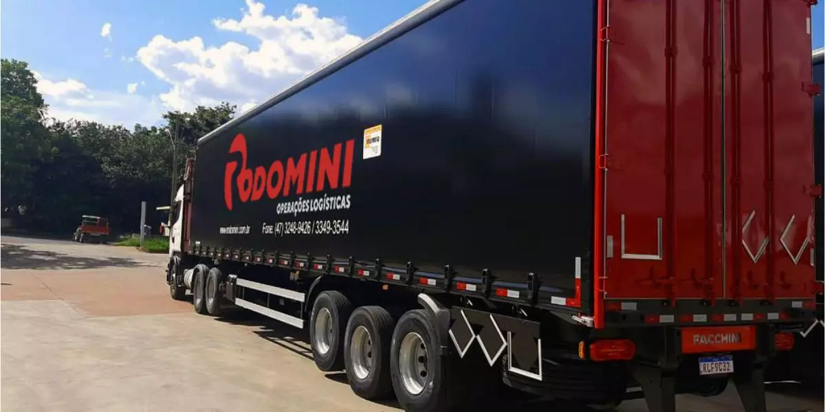 A foto mostra uma carreta da Rodomini
