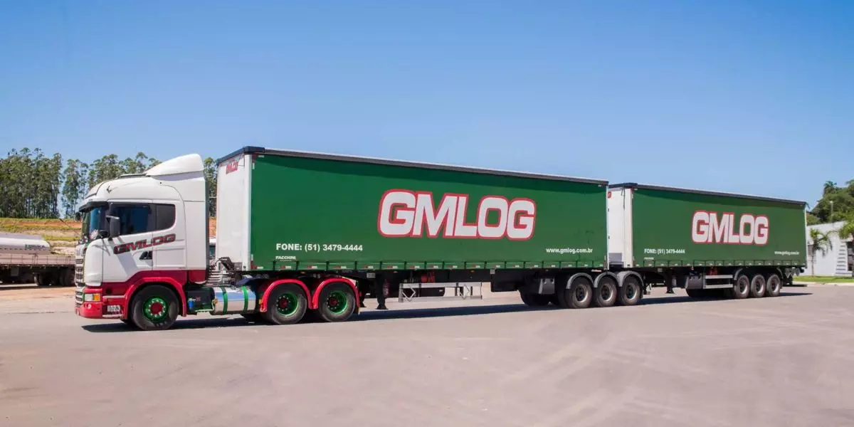 A foto mostra uma carreta da GMLOG Transportes