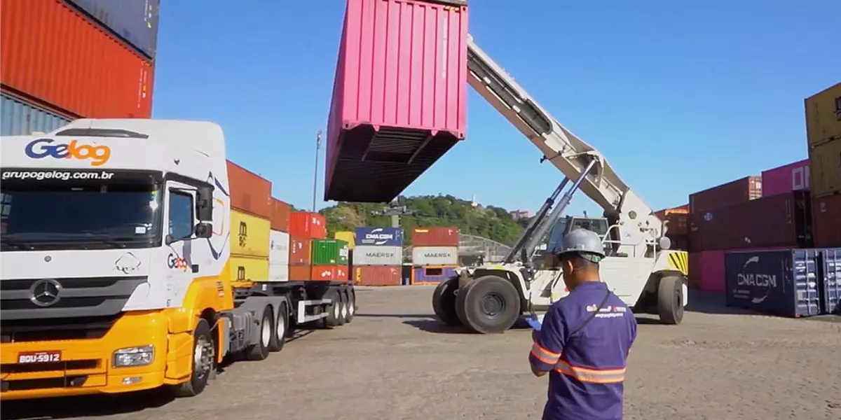 A foto mostra uma carreta do Grupo Gelog