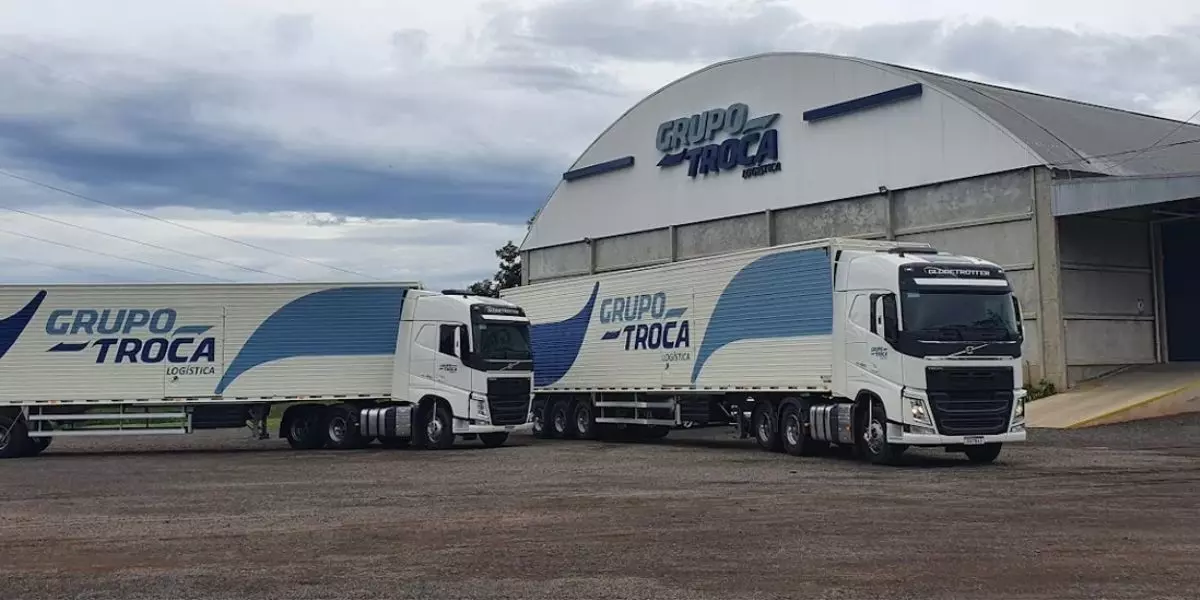 A foto mostra dois caminhões do Grupo Troca