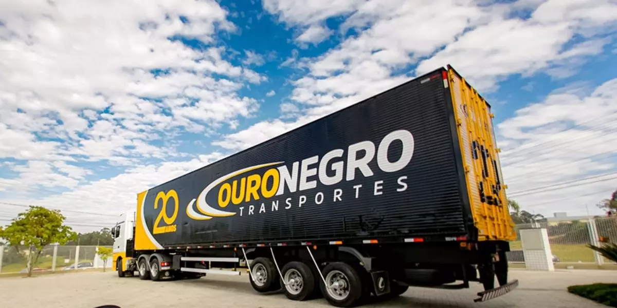 A foto mostra uma carreta da Ouro Negro Transportes