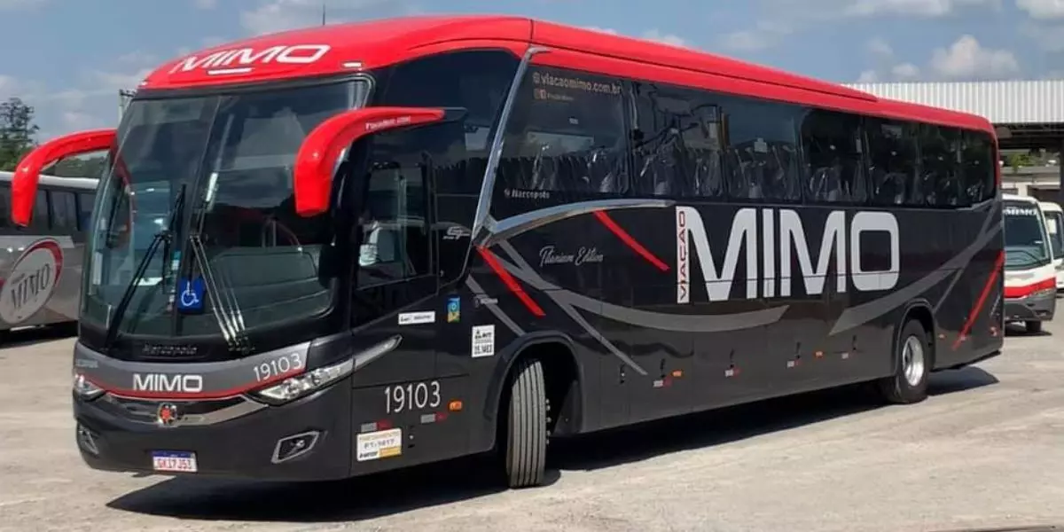 A foto mostra um ônibus da Viação Mimo
