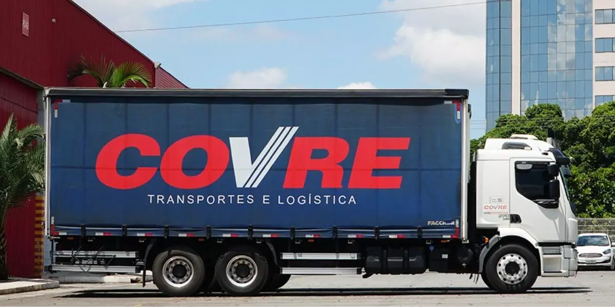 A foto mostra um caminhão truck da Covre Transportes