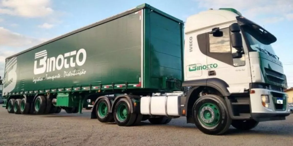 A foto mostra uma carreta da Binotto Logística
