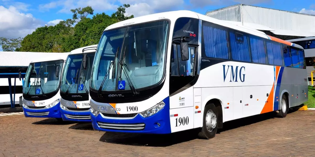 A foto mostra uma frota de ônibus da Viação Minas Gerais