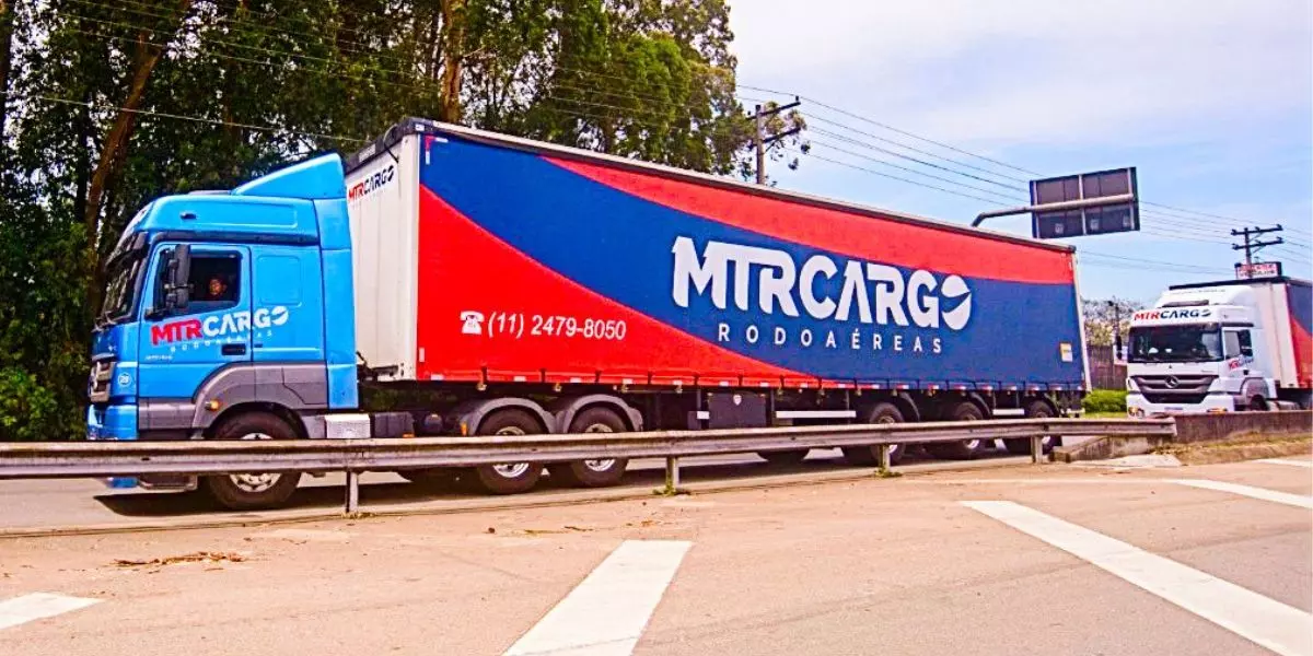 A foto mostra uma carreta da MTR Cargo