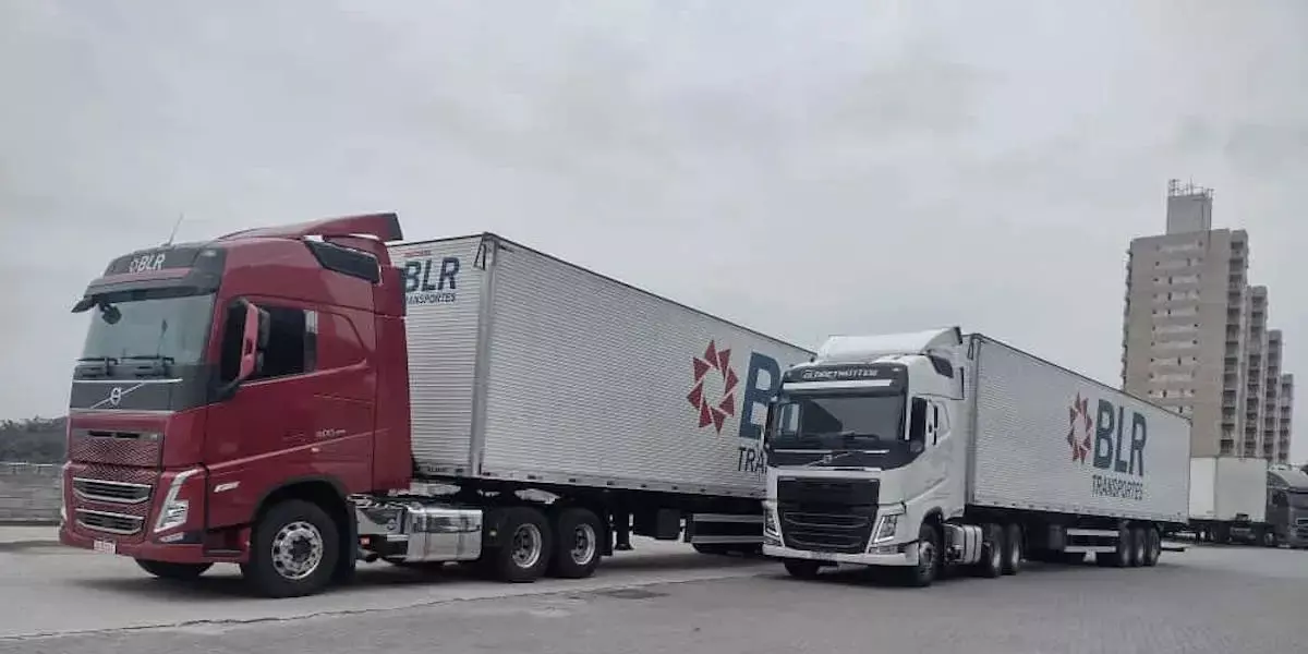 A foto mostra duas carretas da BLR Transportes