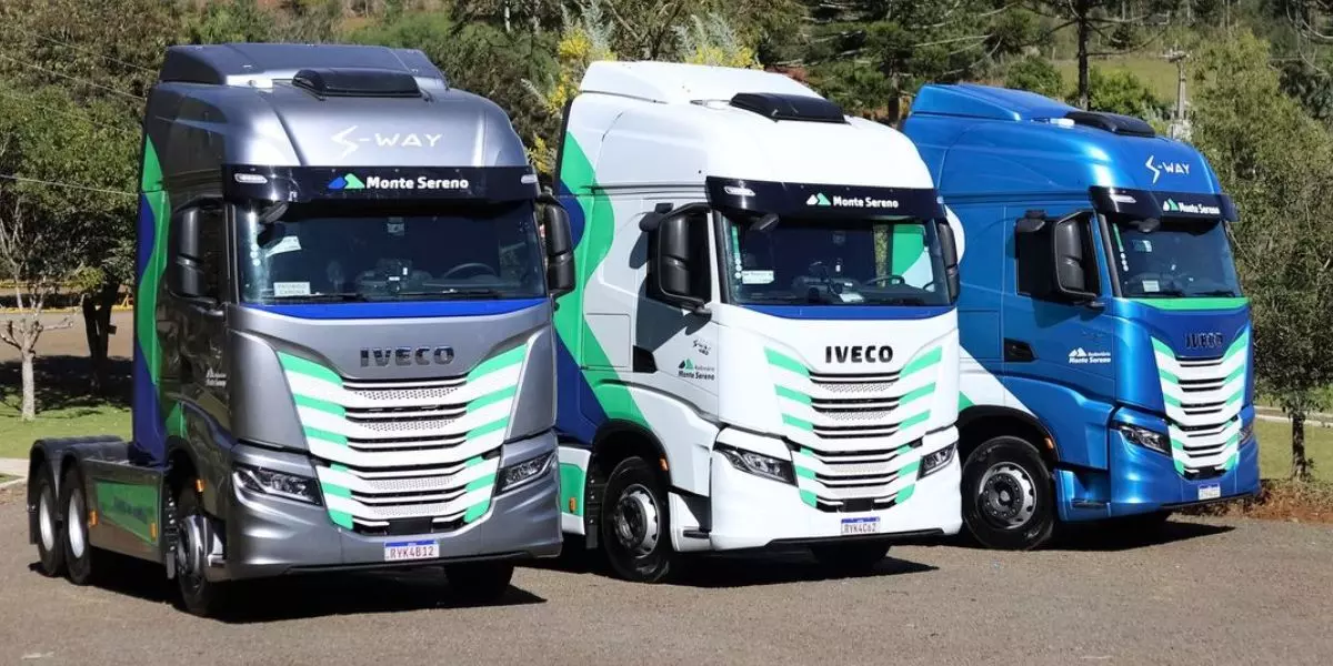 A foto mostra 3 caminhões Iveco da Rodoviário Monte Sereno