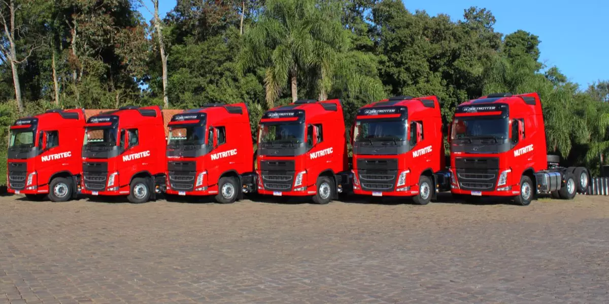 A foto mostra uma frota de caminhões Volvo da Nutritec