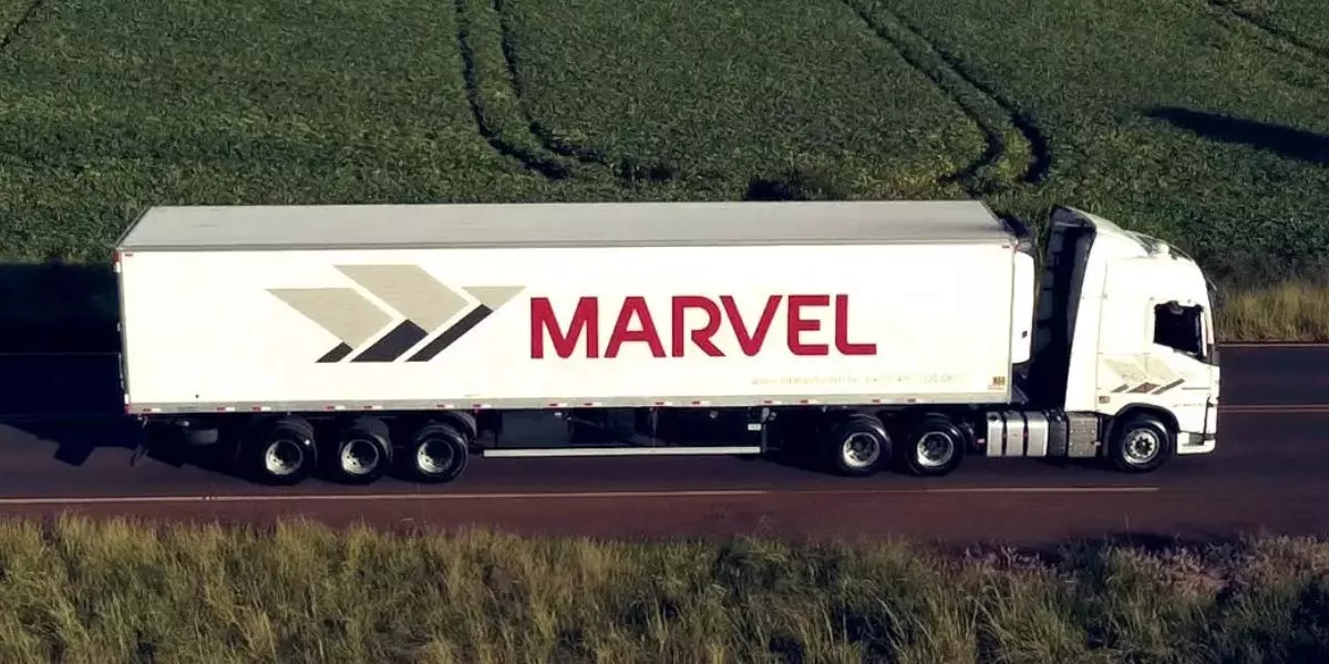 A foto mostra uma carreta da Transporte Marvel