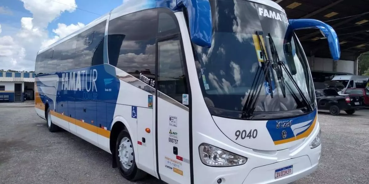 A foto mostra um ônibus da FAMATUR
