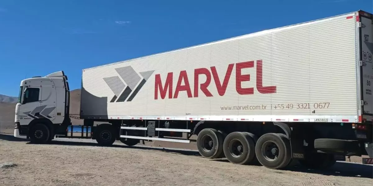A foto mostra uma carreta da Transportadora Marvel