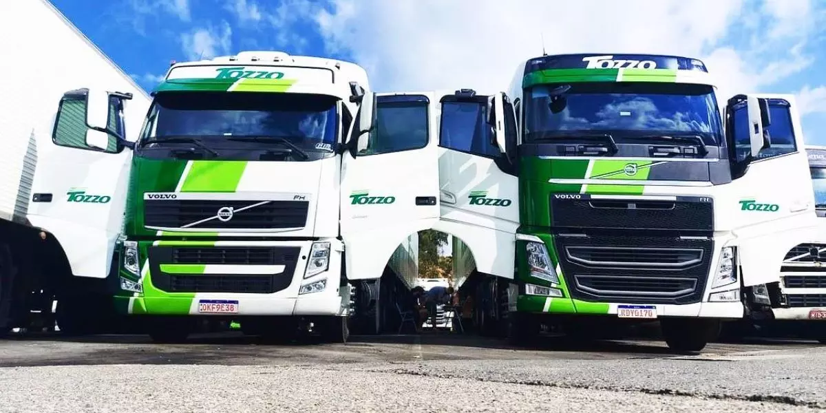 A foto mostra uma carreta da Tozzo Transportes