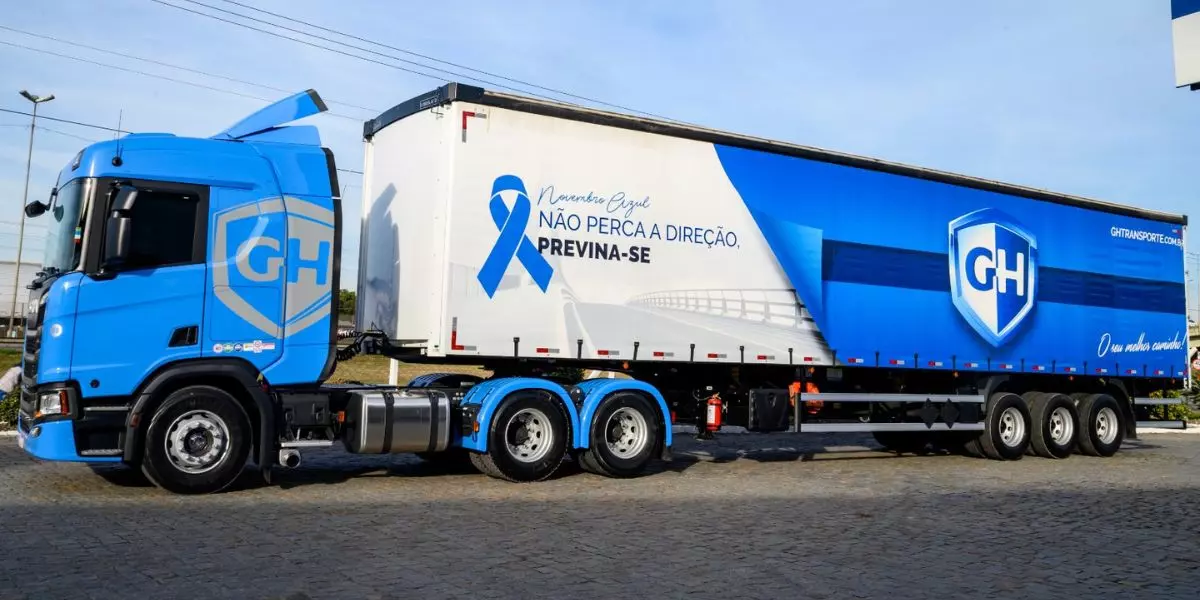 A foto mostra uma carreta da GH Transporte