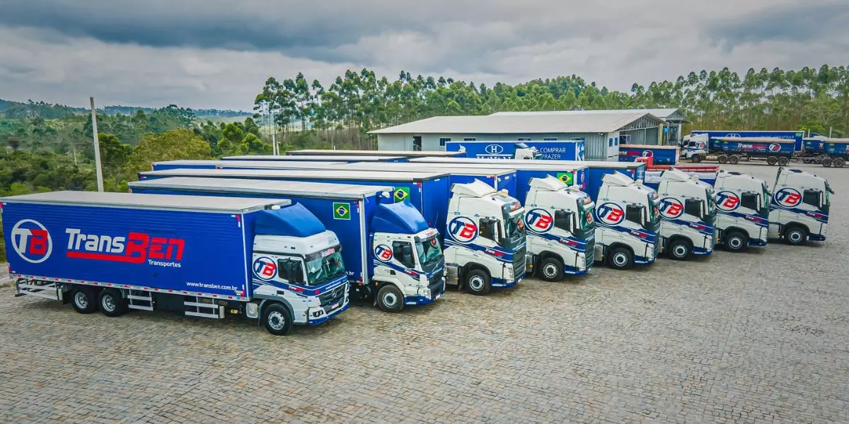A foto mostra uma frota da Transben Transportes