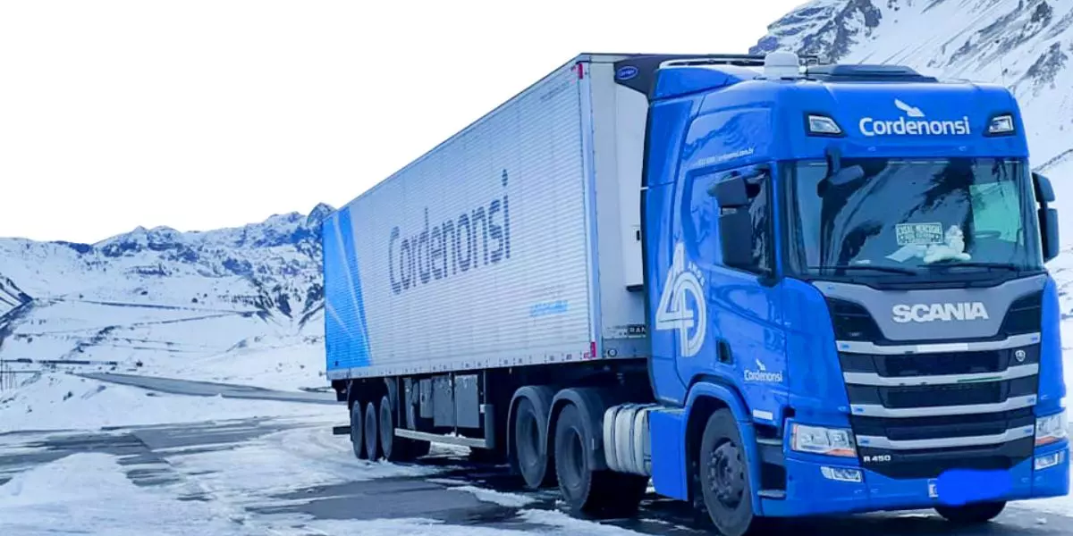 A foto mostra uma carreta da Cordenonsi Transportes