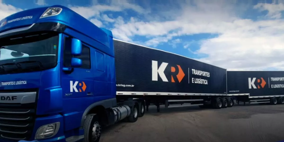 A foto mostra uma carreta da KR Transportes
