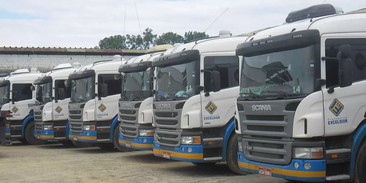 A foto mostra uma frota de carretas da Transporte Excelsior