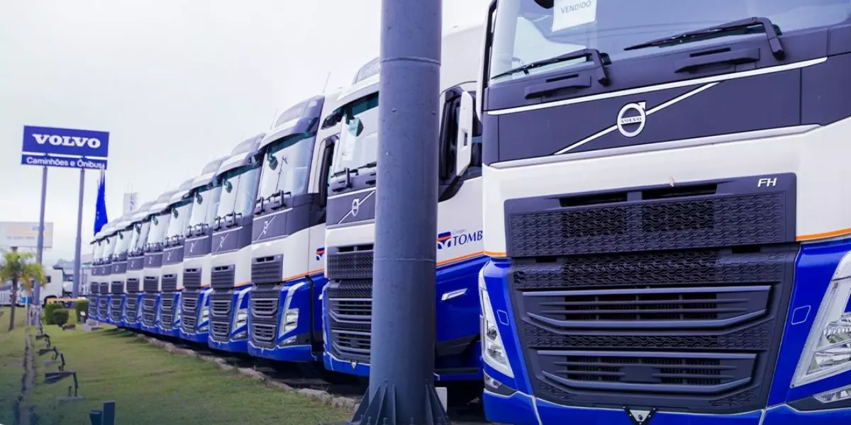 A foto mostra uma frota de caminhões volvo do Grupo Tombini