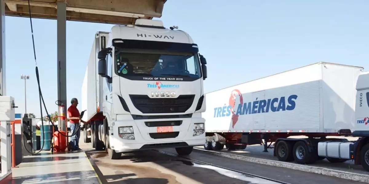 A foto mostra duas carretas da Três Américas Transportes