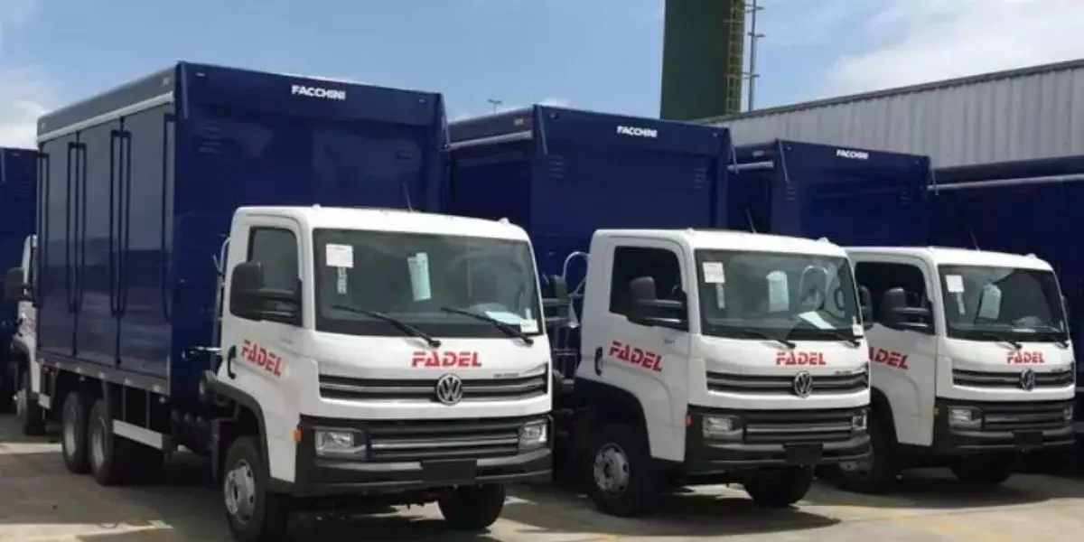 A foto mostra uma frota de caminhões de distribuição da Fadel Transportes