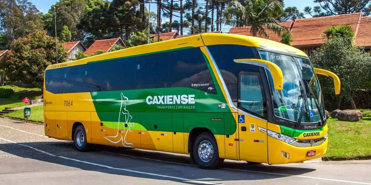 A foto mostra um ônibus da Caxiense