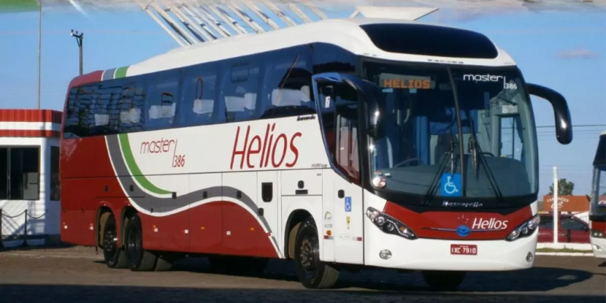 A foto mostra um ônibus da Helios Coletivos
