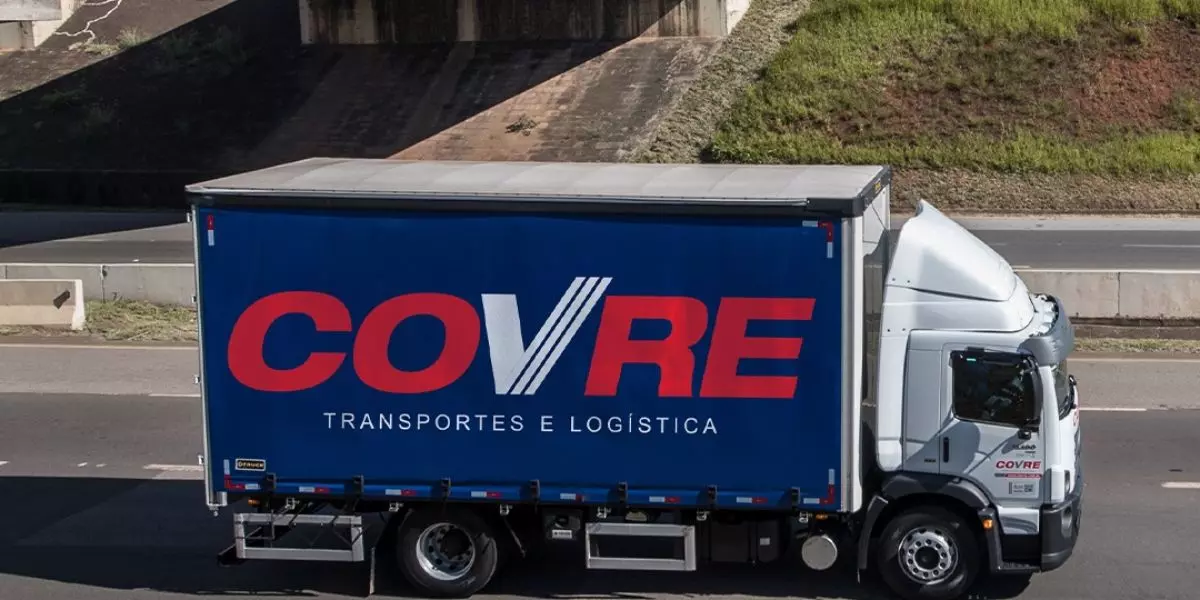 A foto mostra um caminhão da Covre Transportes