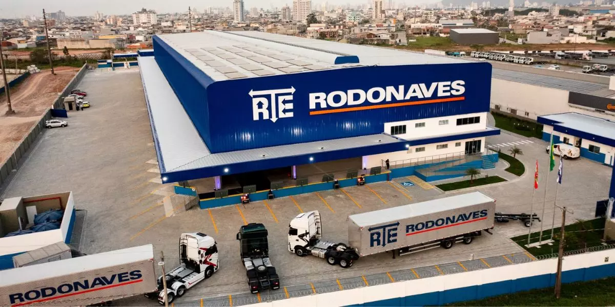 A foto mostra uma frota de carretas da Rodonaves