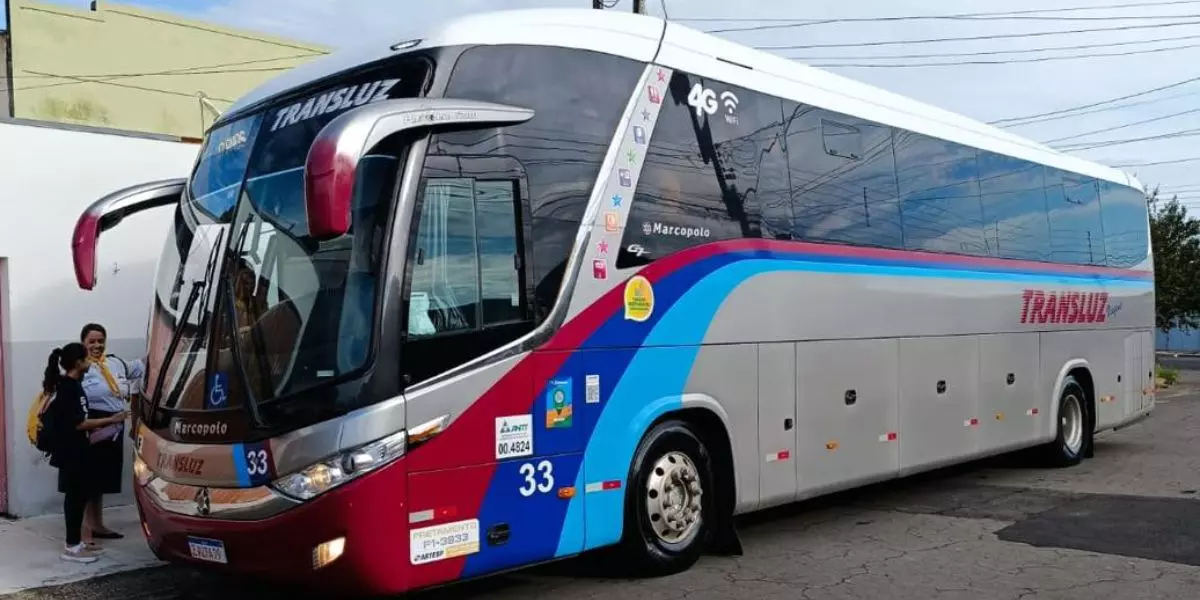 A foto mostra um ônibus da Transluz