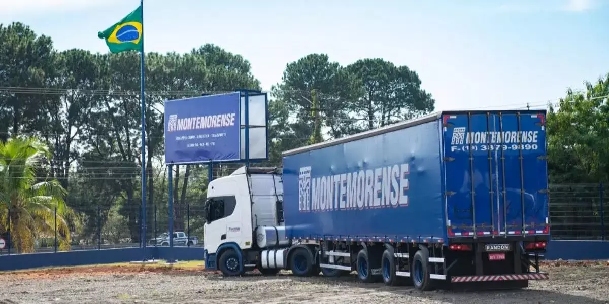 A foto mostra uma carreta da Transportadora Montemorense