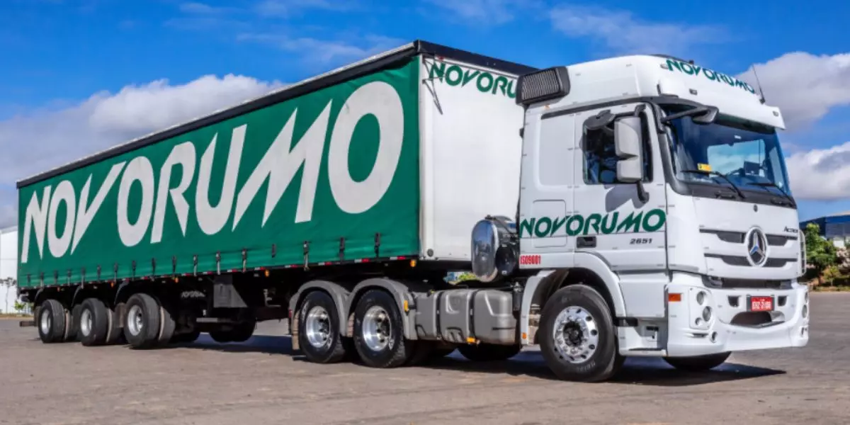 A foto mostra uma carreta da Novo Rumo Transportes