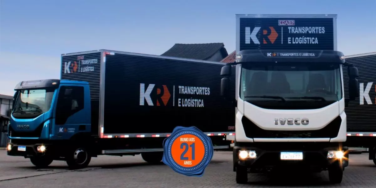 A foto mostra uma frota de caminhões da KR Transportes e Logística