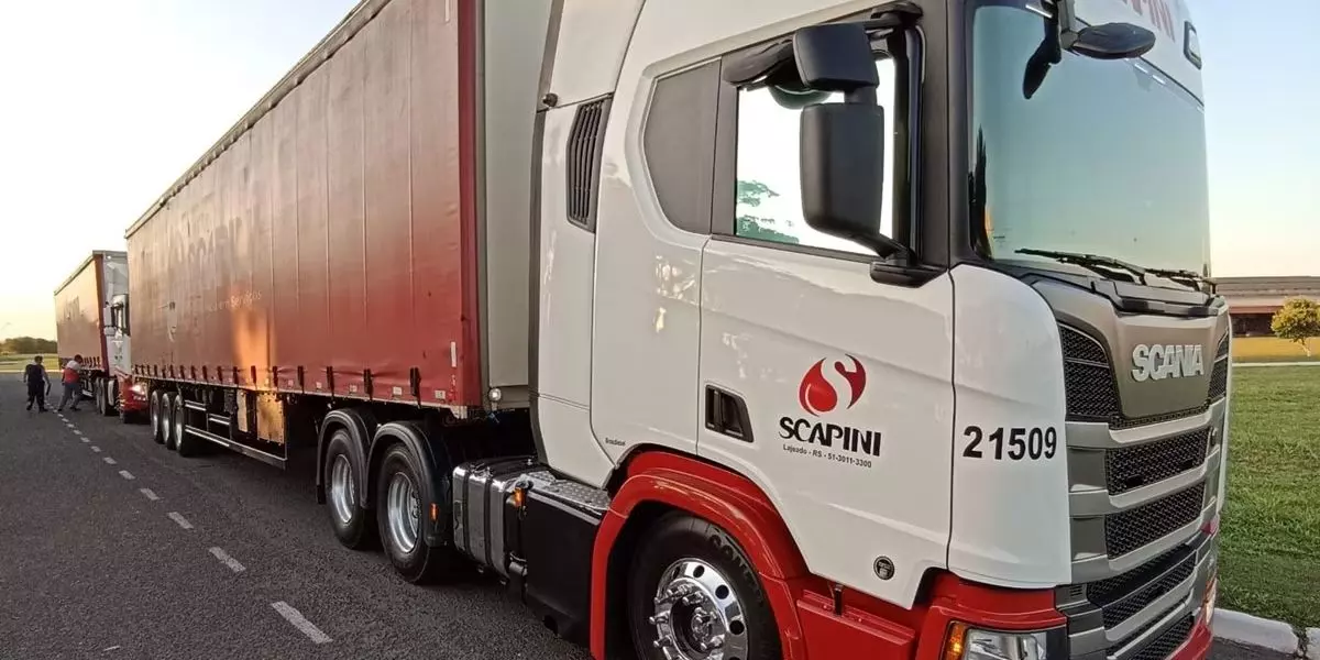 A foto mostra uma carreta da Scapini Transportes