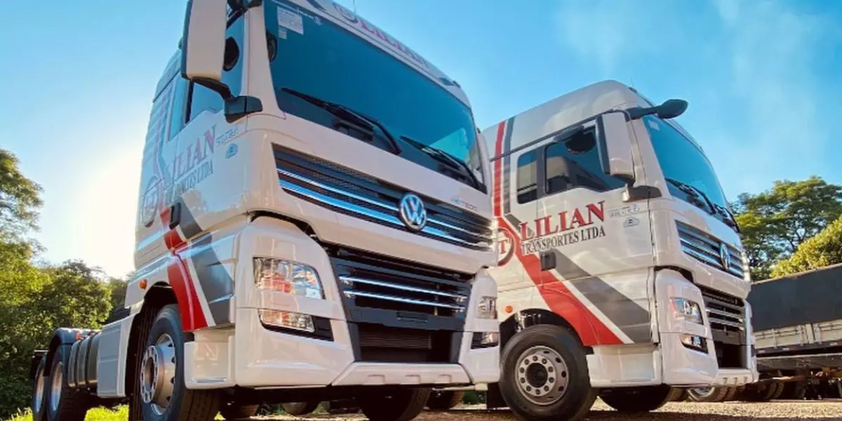 A foto mostra duas carretas da Lilian Transportes