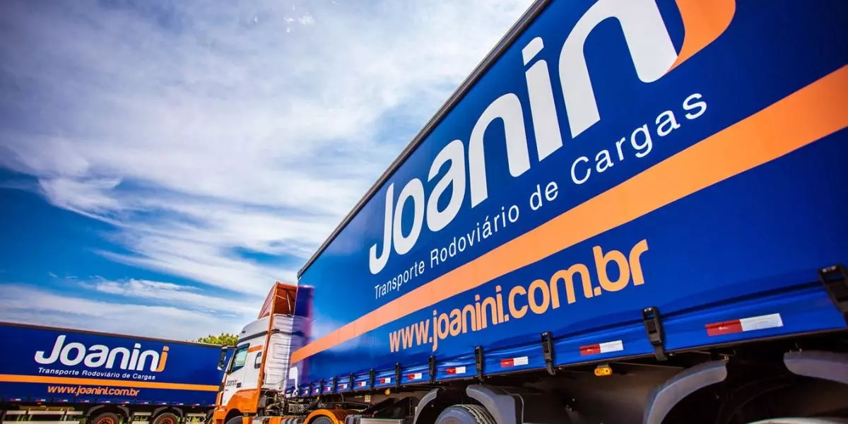 A foto mostra duas carretas da Joanini Transportes