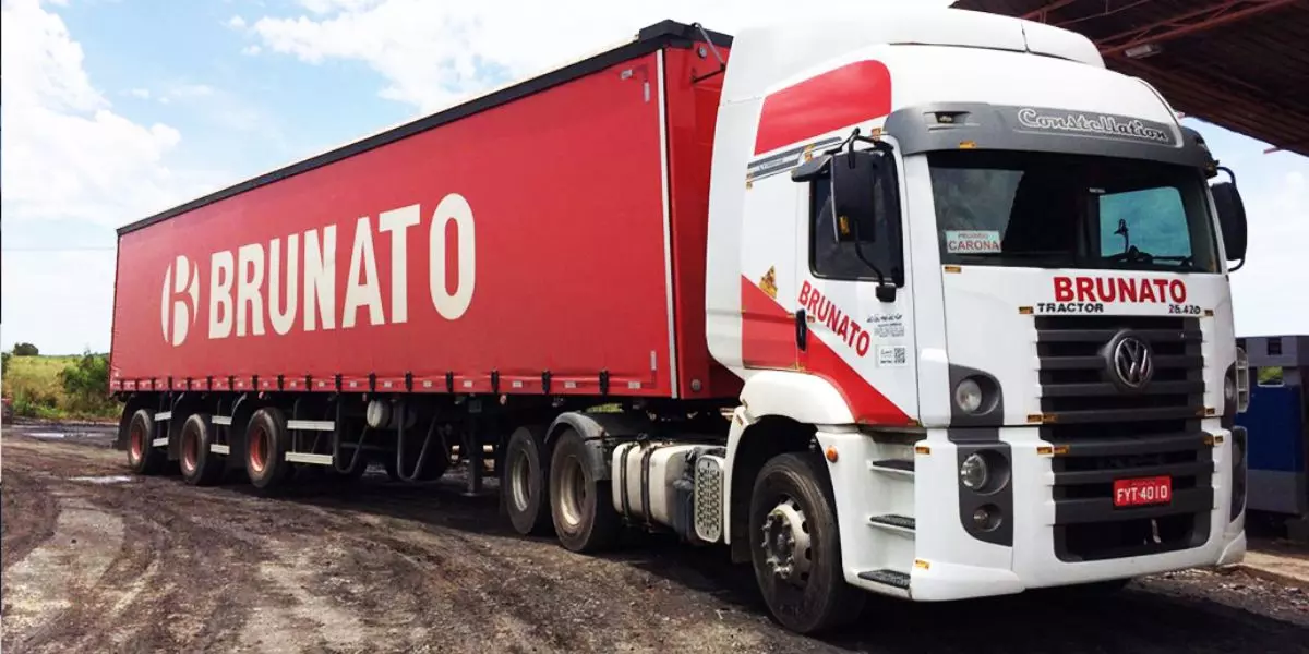 A foto mostra uma carreta da Transportes Brunato