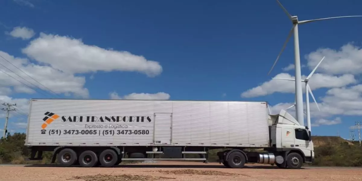 A foto mostra uma carreta da Sadi Transportes