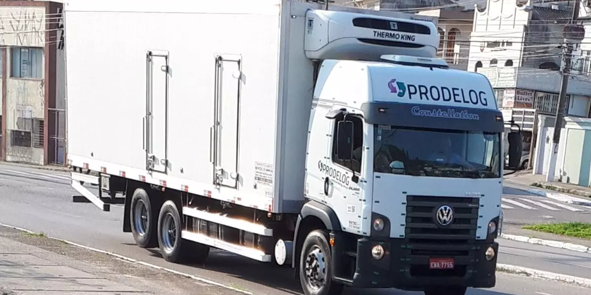 A foto mostra um Truck da Prodelog Transportes